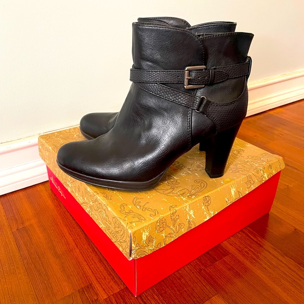 Size 9.5 black Rialto boots